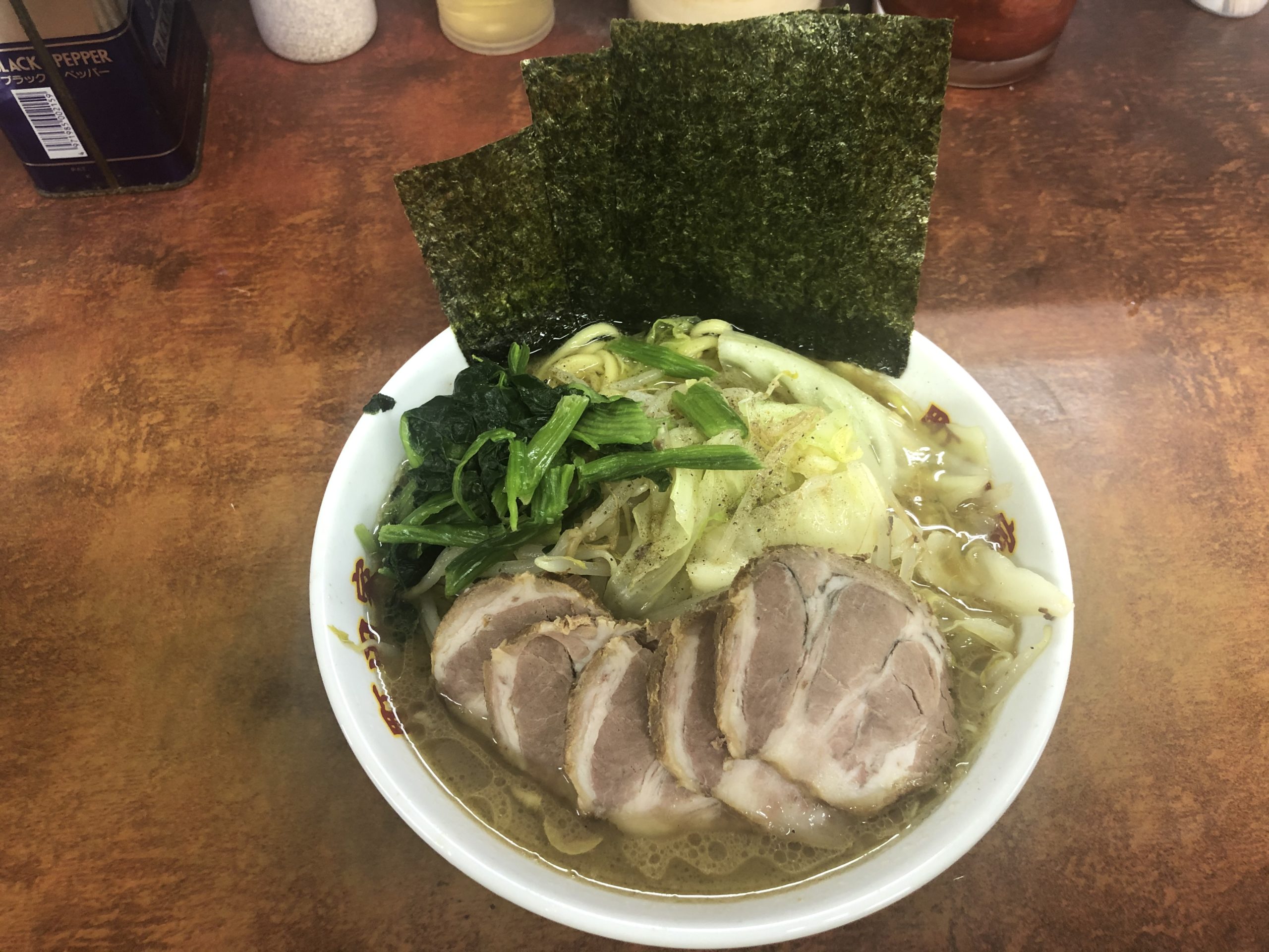 町田家 小田急相模原店 小田急相模原 もちもちの酒井製麺がスープに絡む濃厚醤油豚骨の家系ラーメン 二郎インスパイアバージョン